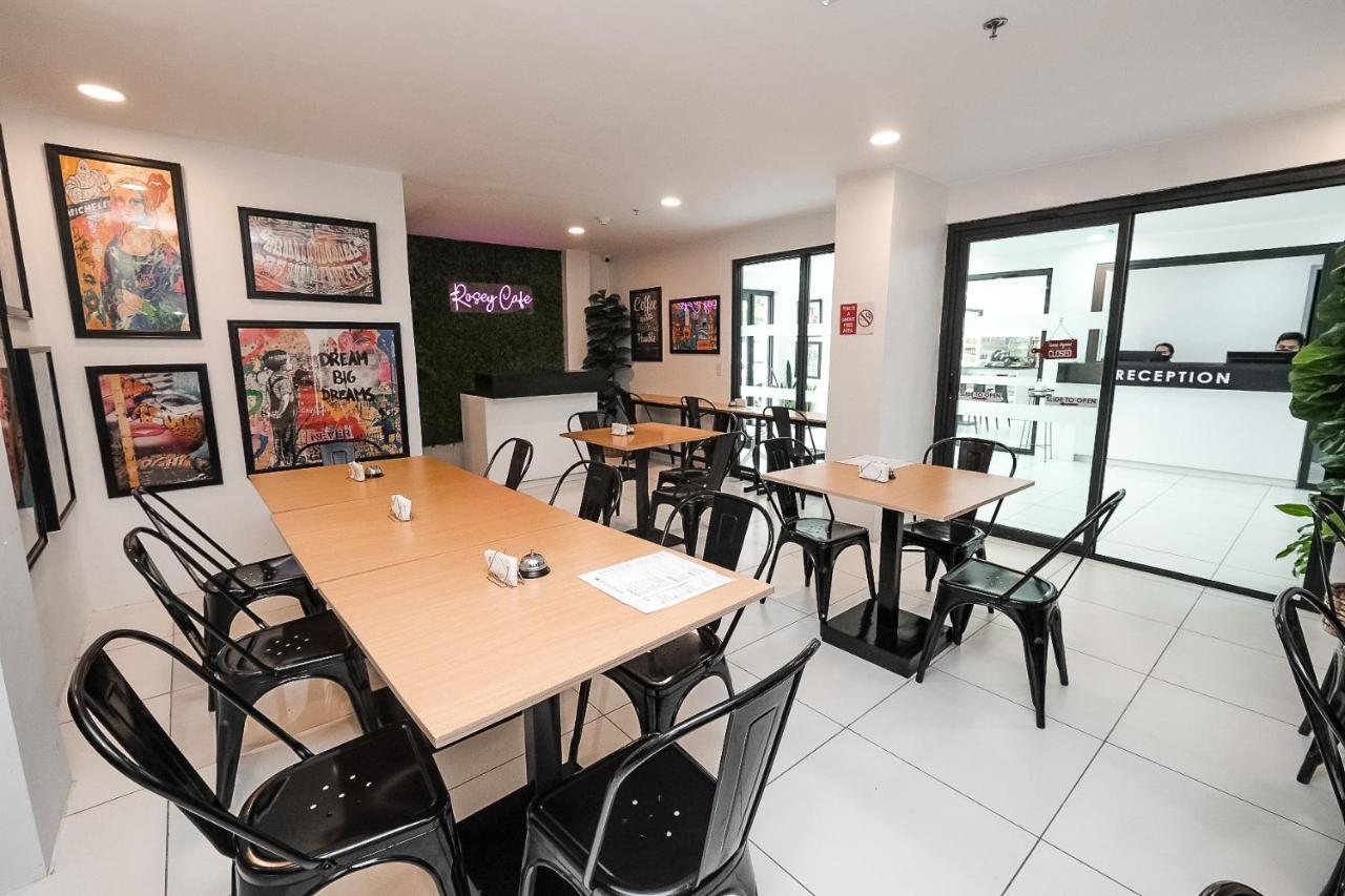 Rosey Hotel Cabanatuan City ภายนอก รูปภาพ